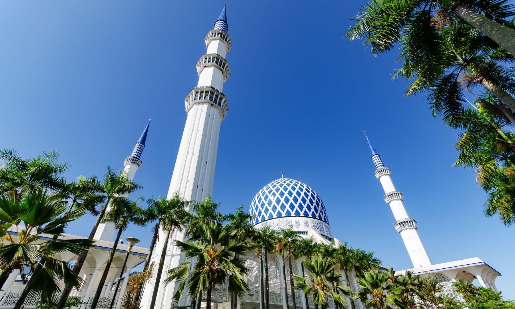 ブルーモスクへ入場（モスク内の英語ガイドがご案内）